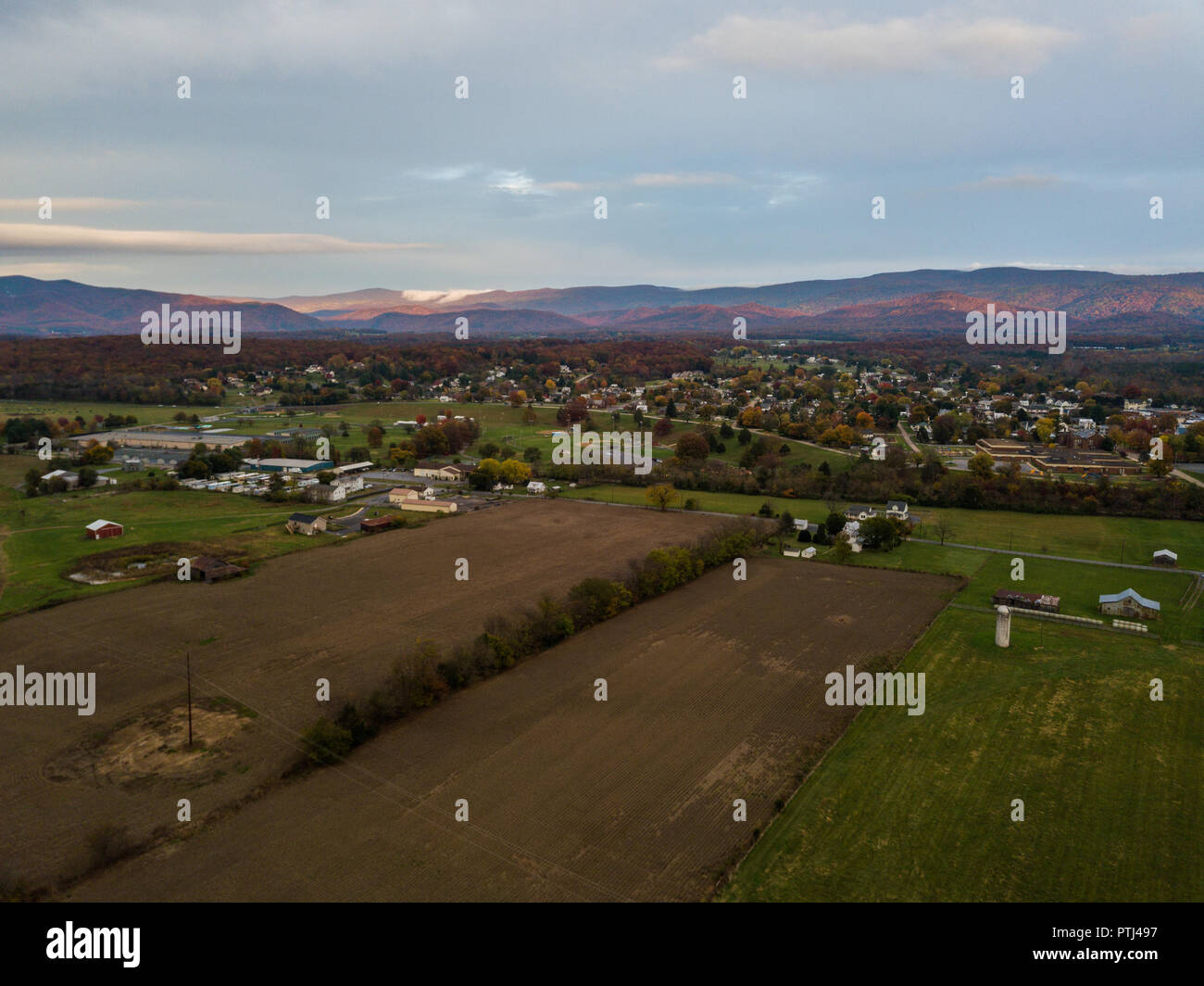 Antenna della piccola cittadina di Elkton, Virginia nella Shenandoah Valley con montagne in lontananza Foto Stock