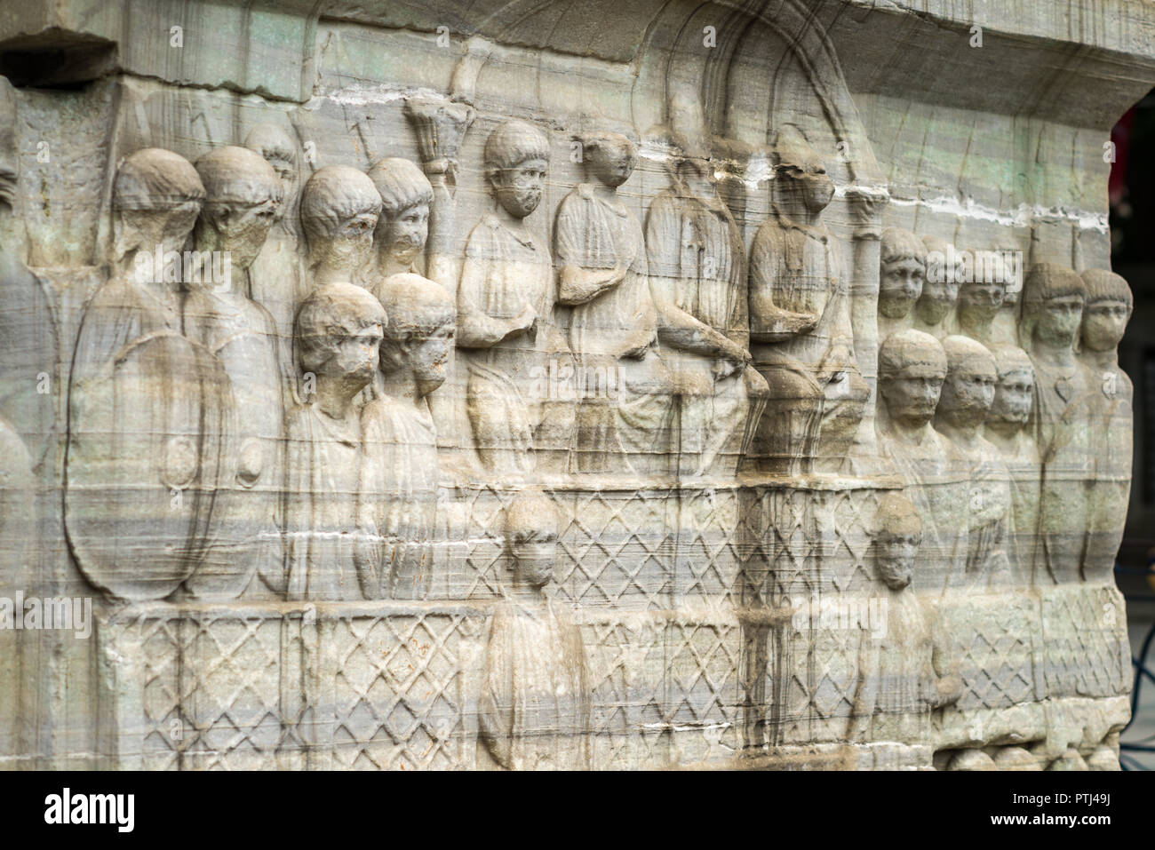 Il fronte sud dell'obelisco di Teodosio che mostra il Faraone Thutmosi III e la sua corte, danno può essere visto per le sculture a causa di età, Istanbul, Turke Foto Stock