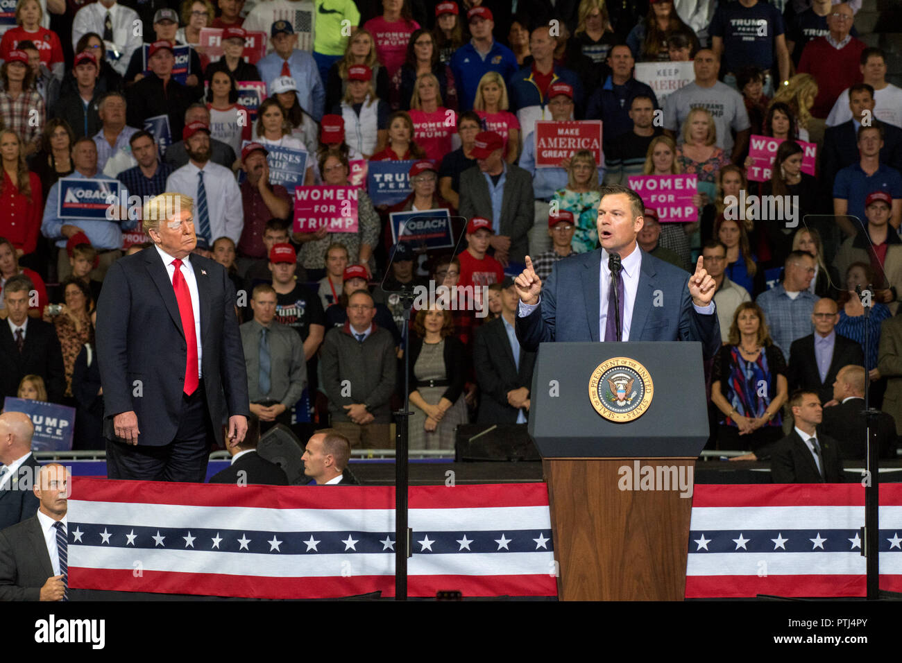 Kansas Segretario di Stato Kris Kobach chi è il candidato repubblicano per il governatore parla alla folla di 11.000 sostenitori che braved fuori sotto la pioggia per ore per vedere lui e presidente Donald Trump (sinistra) a una maga nel rally di Langdon Arena Topeka Kansas, USA, 6 ottobre 2018 (foto di Mark Reinstein/Corbis via Getty Images) Foto Stock
