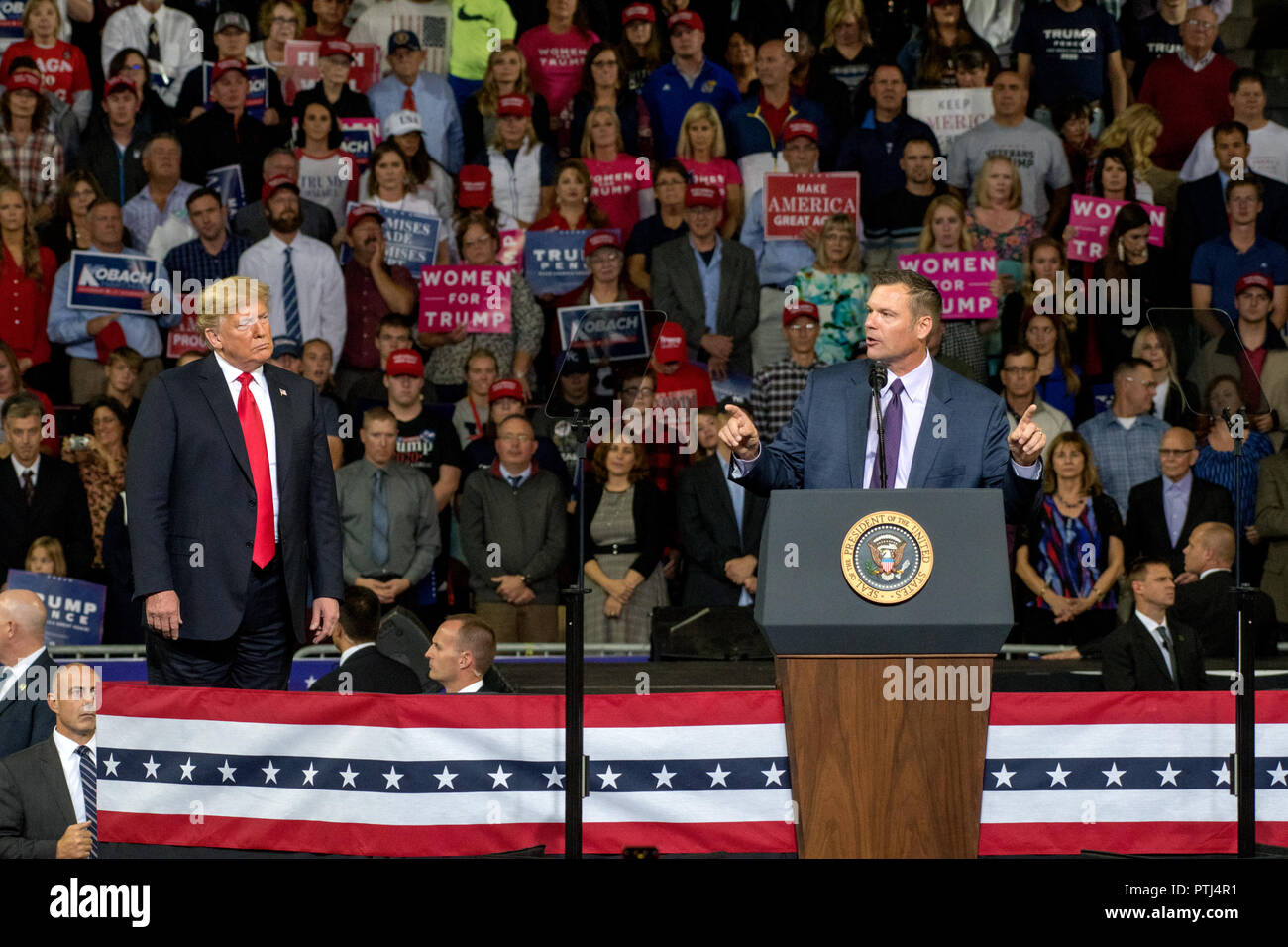 Kansas Segretario di Stato Kris Kobach chi è il candidato repubblicano per il governatore parla alla folla di 11.000 sostenitori che braved fuori sotto la pioggia per ore per vedere lui e presidente Donald Trump (sinistra) a una maga nel rally di Langdon Arena Topeka Kansas, USA, 6 ottobre 2018 (foto di Mark Reinstein/Corbis via Getty Images) Foto Stock
