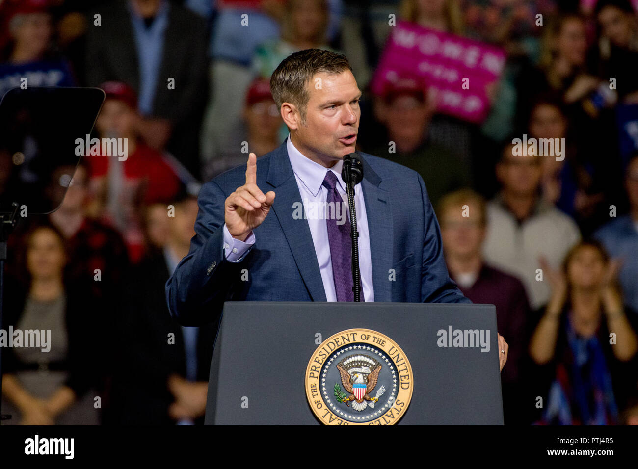 Kansas Segretario di Stato Kris Kobach chi è il candidato repubblicano per il governatore parla alla folla di 11.000 sostenitori che braved fuori sotto la pioggia per ore per vedere lui e presidente Donald Trump (sinistra) a una maga nel rally di Langdon Arena Topeka Kansas, USA, 6 ottobre 2018 (foto di Mark Reinstein/Corbis via Getty Images) Foto Stock
