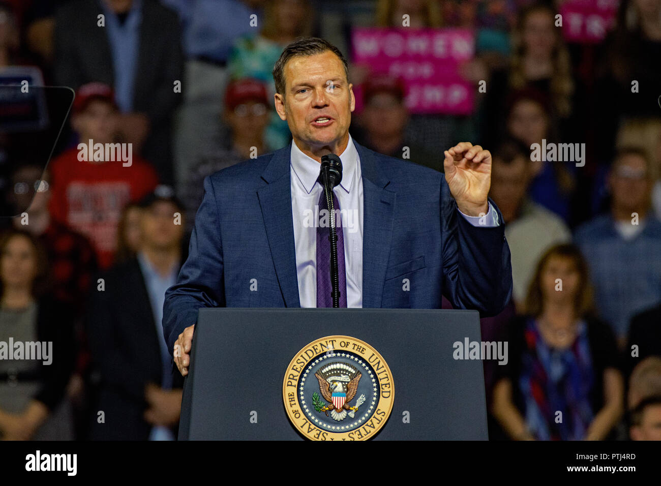 Kansas Segretario di Stato Kris Kobach chi è il candidato repubblicano per il governatore parla alla folla di 11.000 sostenitori che braved fuori sotto la pioggia per ore per vedere lui e presidente Donald Trump (sinistra) a una maga nel rally di Langdon Arena Topeka Kansas, USA, 6 ottobre 2018 (foto di Mark Reinstein/Corbis via Getty Images) Foto Stock