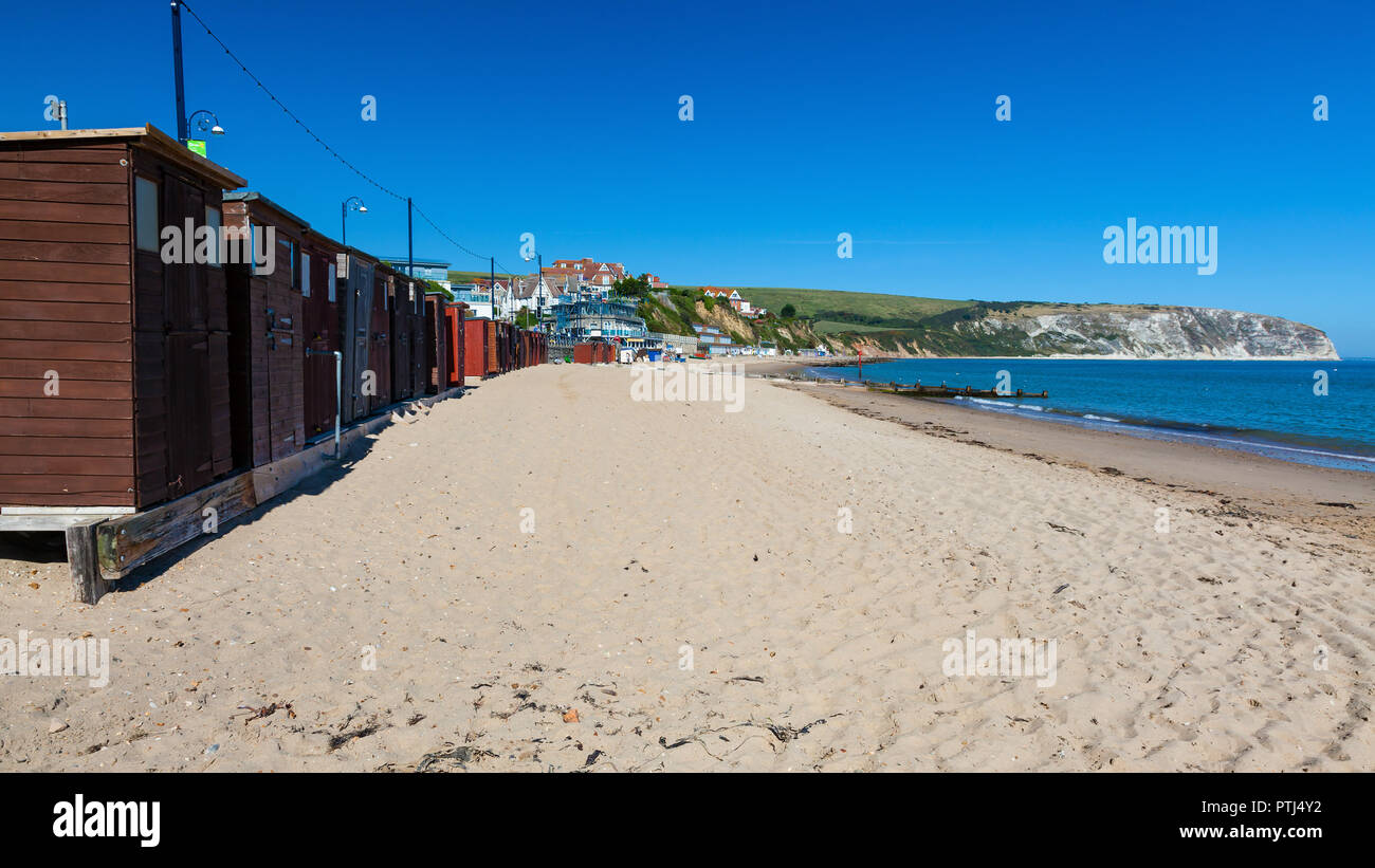 Cabine mare e cielo blu a Swanage Inghilterra Dorset Regno Unito Europa Foto Stock