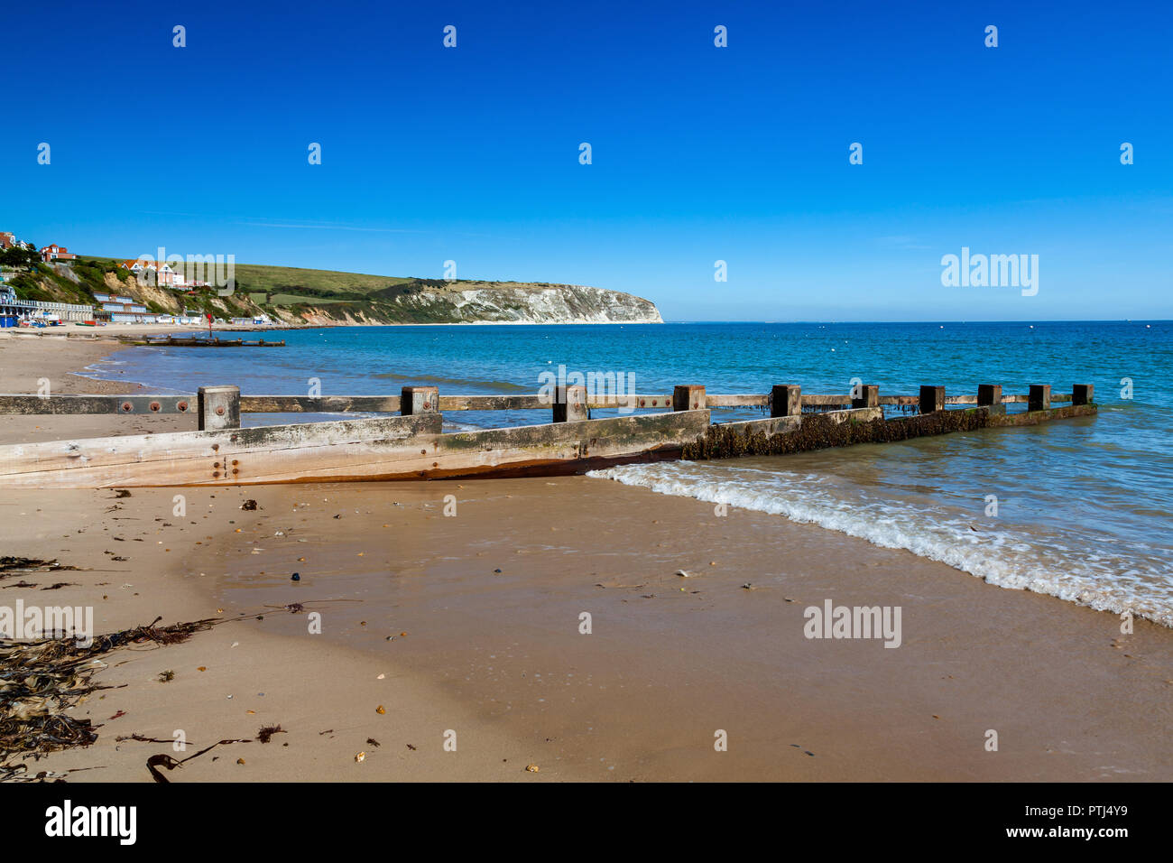 Cielo blu e la spiaggia di sabbia fine e dorata a Swanage Inghilterra Dorset Regno Unito Europa Foto Stock