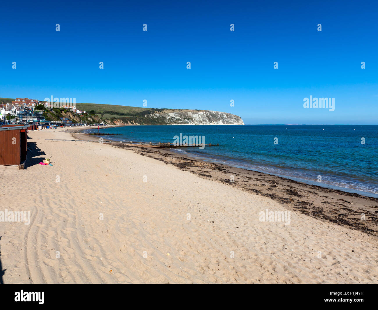 Cielo blu e la spiaggia di sabbia fine e dorata a Swanage Inghilterra Dorset Regno Unito Europa Foto Stock
