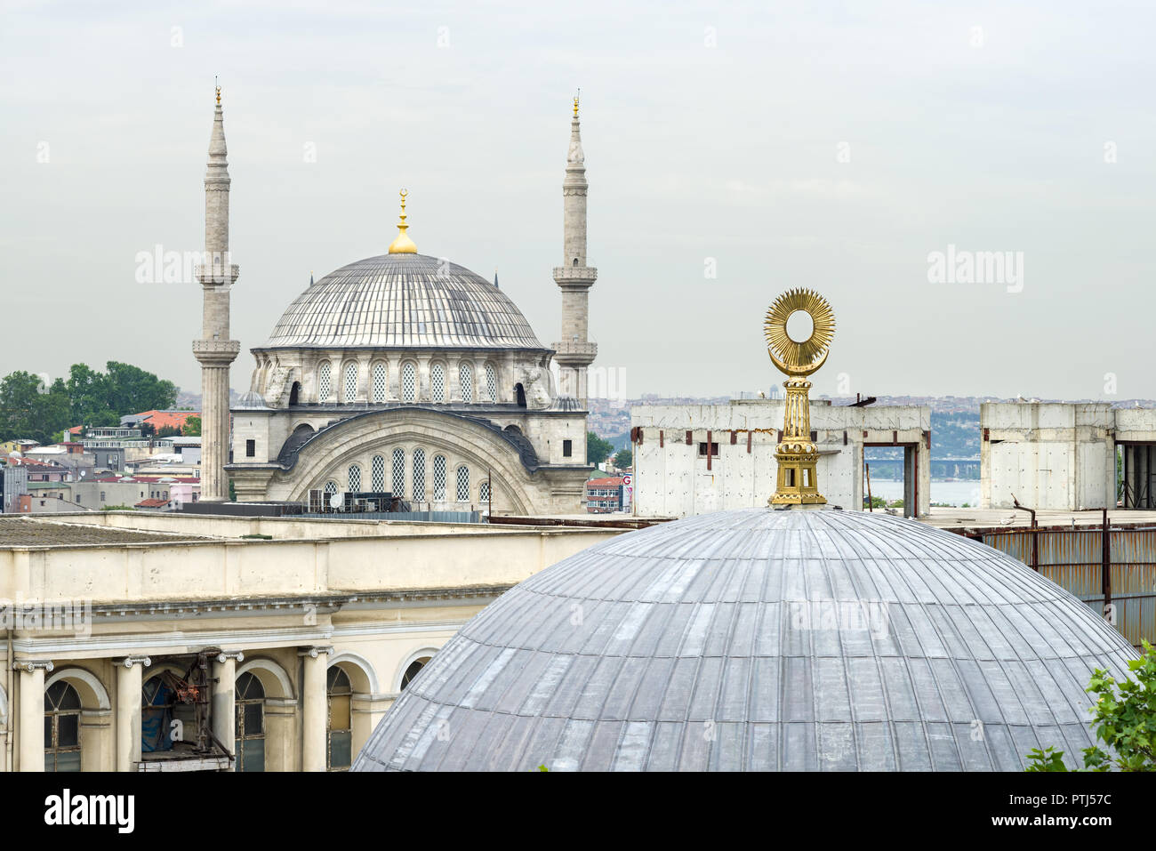 Il tetto del sultano II. Mahmut tomba con la moschea Nuruosmaniye in background, Istanbul, Turchia Foto Stock