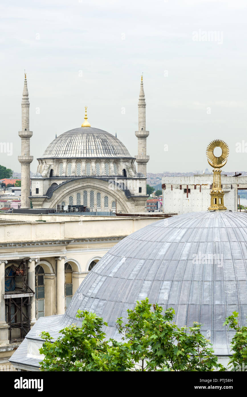 Il tetto del sultano II. Mahmut tomba con la moschea Nuruosmaniye in background, Istanbul, Turchia Foto Stock
