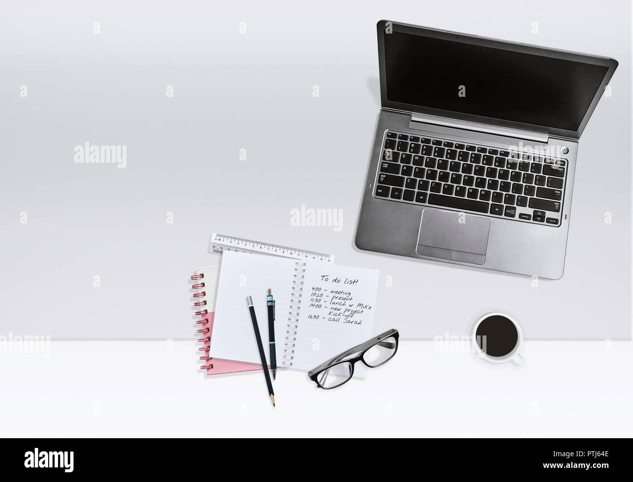 Moderni posti di lavoro home office business o il concetto di istruzione. Vista superiore del computer portatile, aprire il notebook con Lista da fare con la tazza di caffè e occhiali sulla luce Foto Stock
