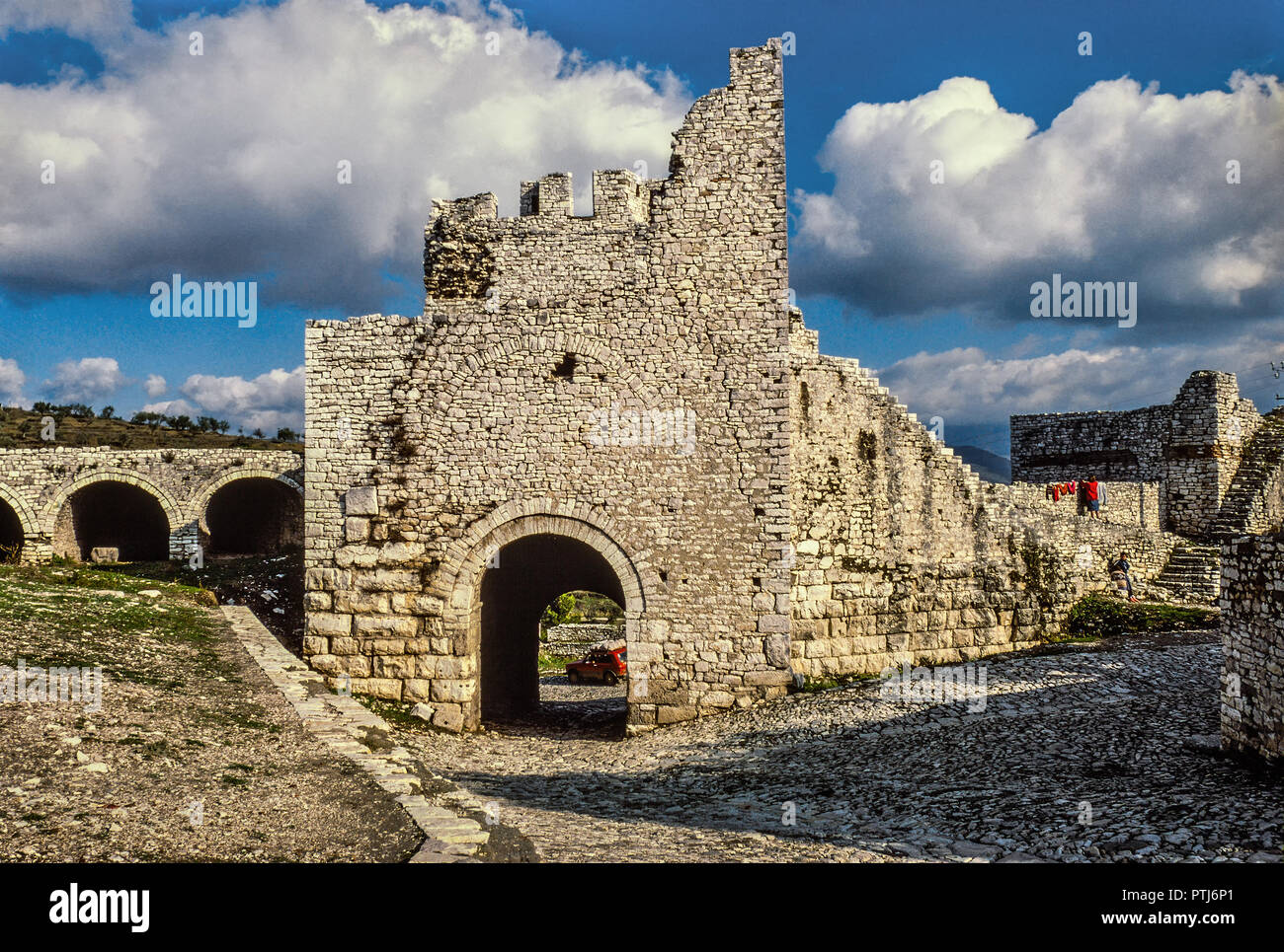 Fortezza di porta principale, Berat Castello. Fotografia analogica Foto Stock