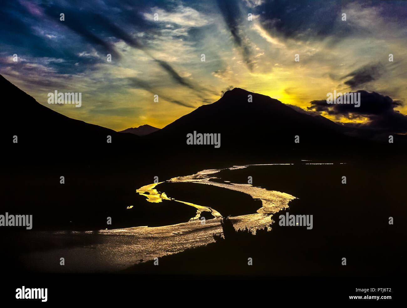 Twilight riflessa sulle acque del fiume Vjosa. Fotografia analogica Foto Stock