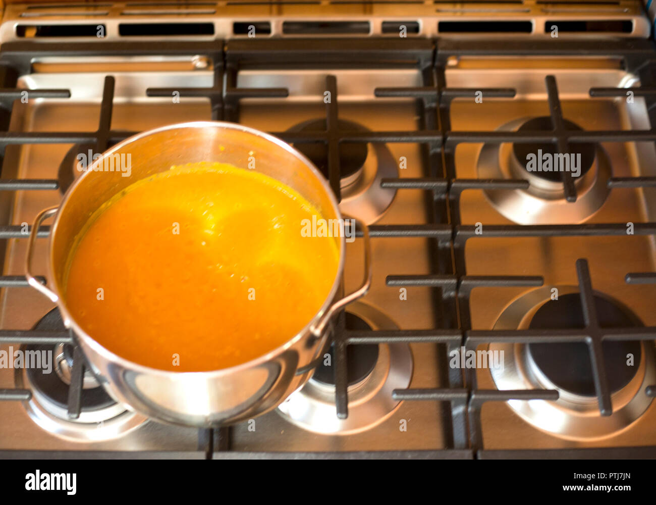 Pentola di zuppa di zucca di butternut sfalsata in cima a una gamma di gas. Foto Stock