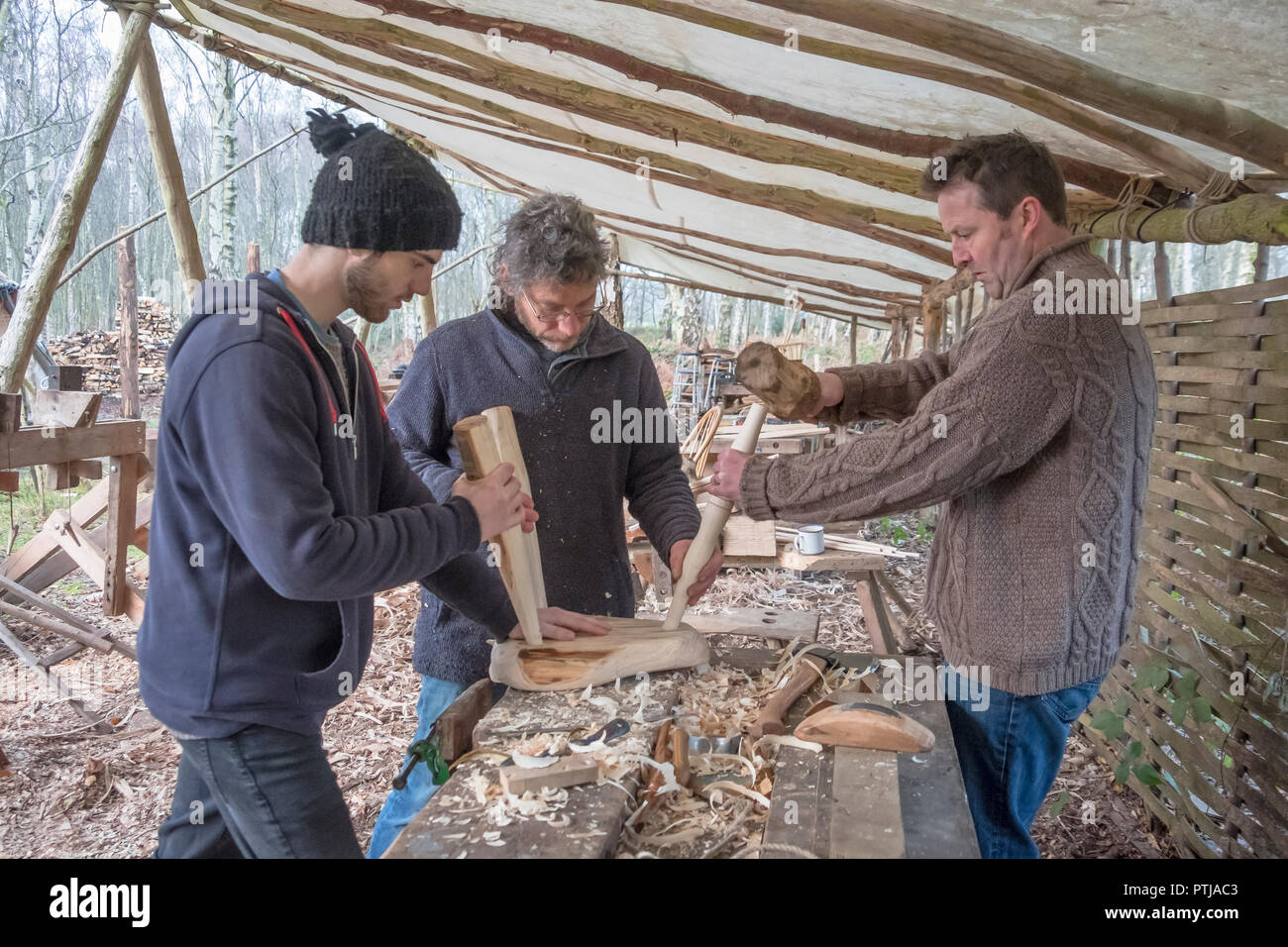 Fissare gambe su uno sgabello su un mestiere grenwood giorno. Foto Stock