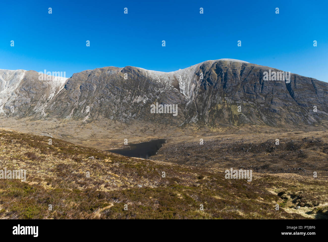 La Scottish Munro di Liath Beinn Mhor visto da Sgorr Ruadh, nota il carattere distintivo delle bande di quarzite e arenaria, Achnashellach, Wester Ross, REGNO UNITO Foto Stock
