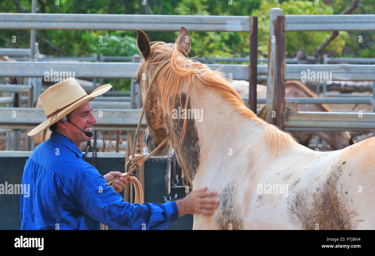 Tom Curtain il canto cowboy di eseguire nel suo outback esperienza dimostrano di Katherine, Territorio del Nord, l'Australia Foto Stock