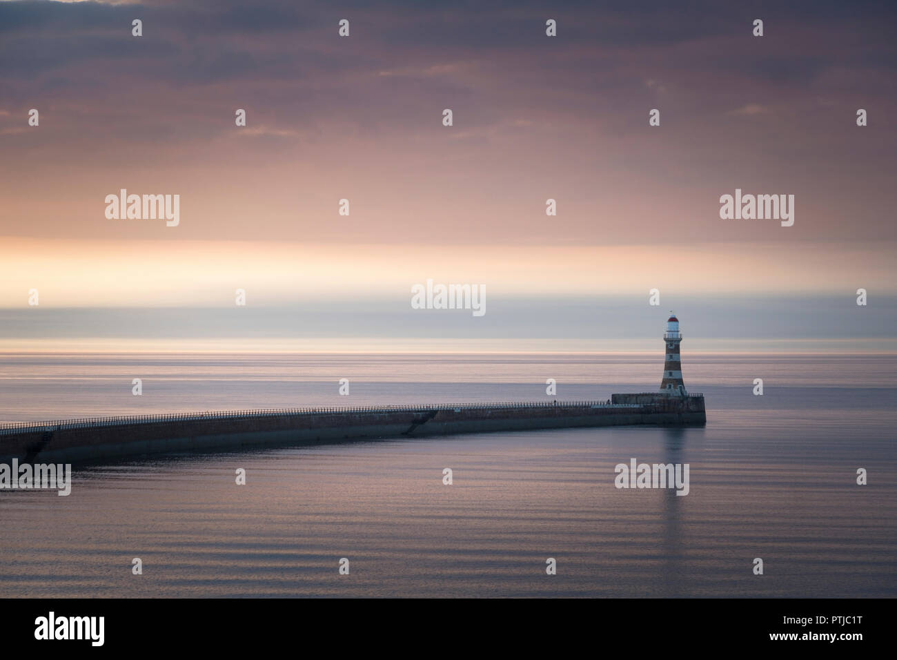Un calmo mare del Nord a Roker nella Contea di Durham. Foto Stock