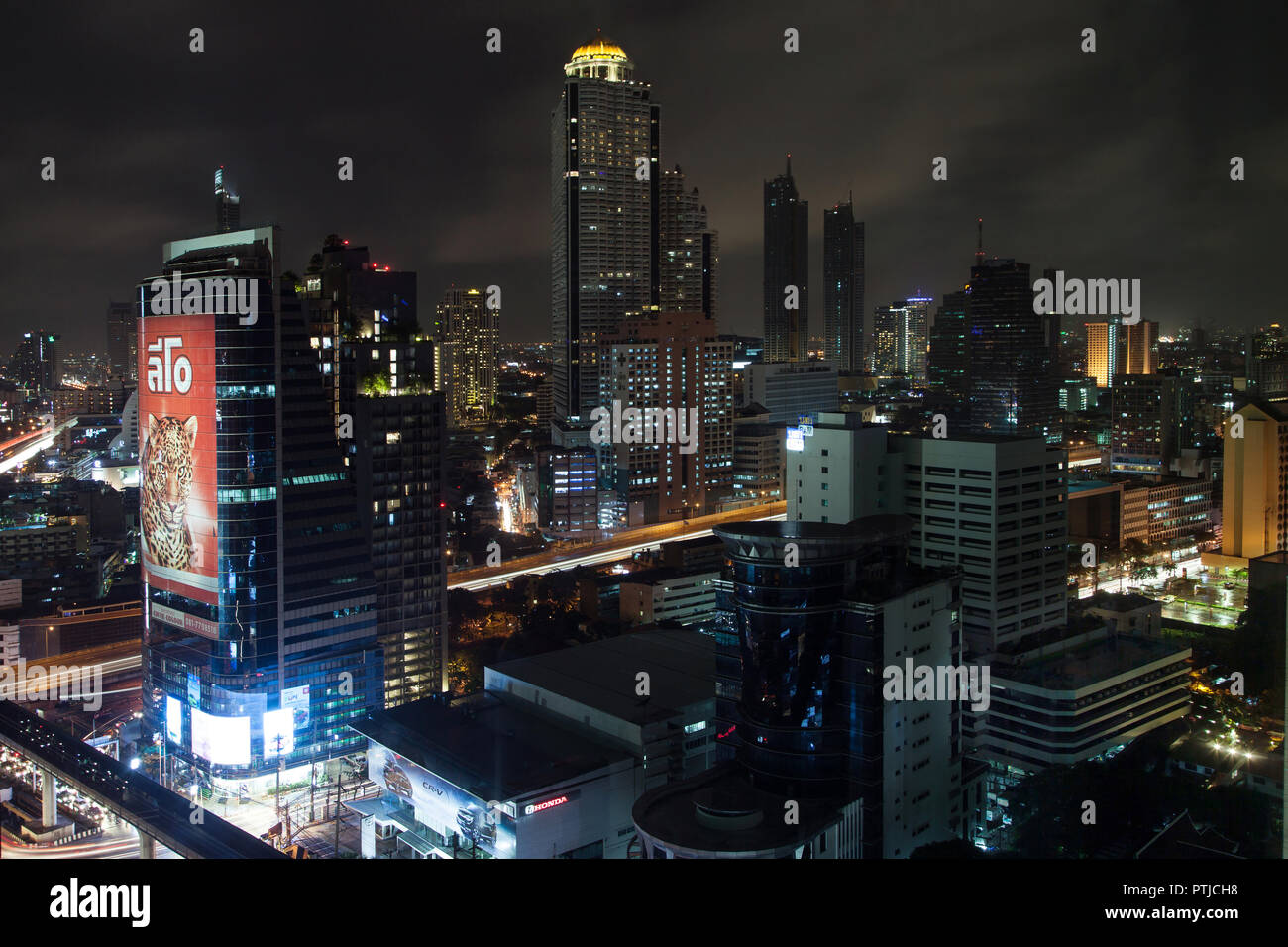 Bangkok, Tailandia - 26 agosto 2018: vista notturna di Sathorn District a Bangkok, in Thailandia. Foto Stock