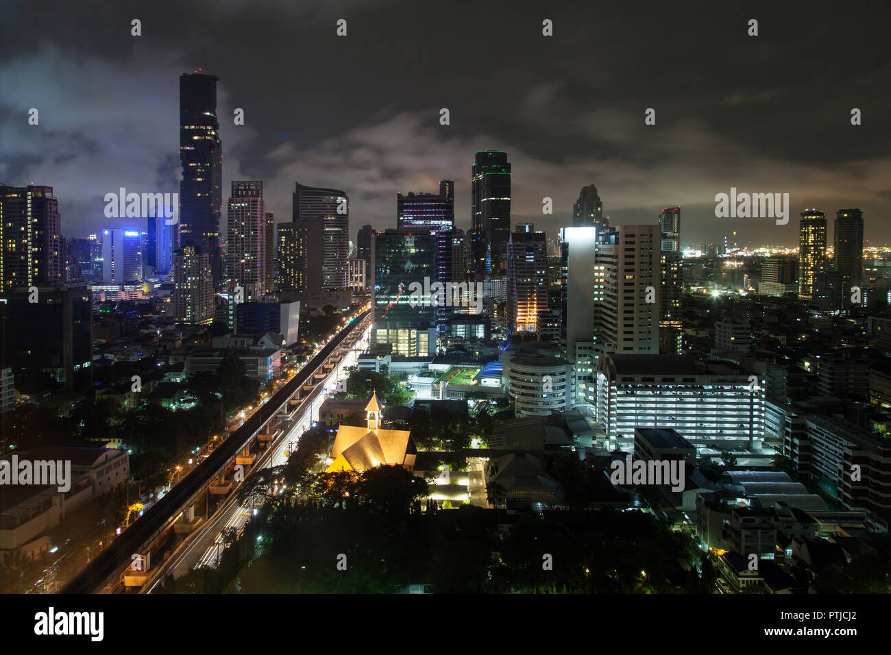 Vista notturna della skyline di Silom a Bangkok, in Thailandia. Foto Stock