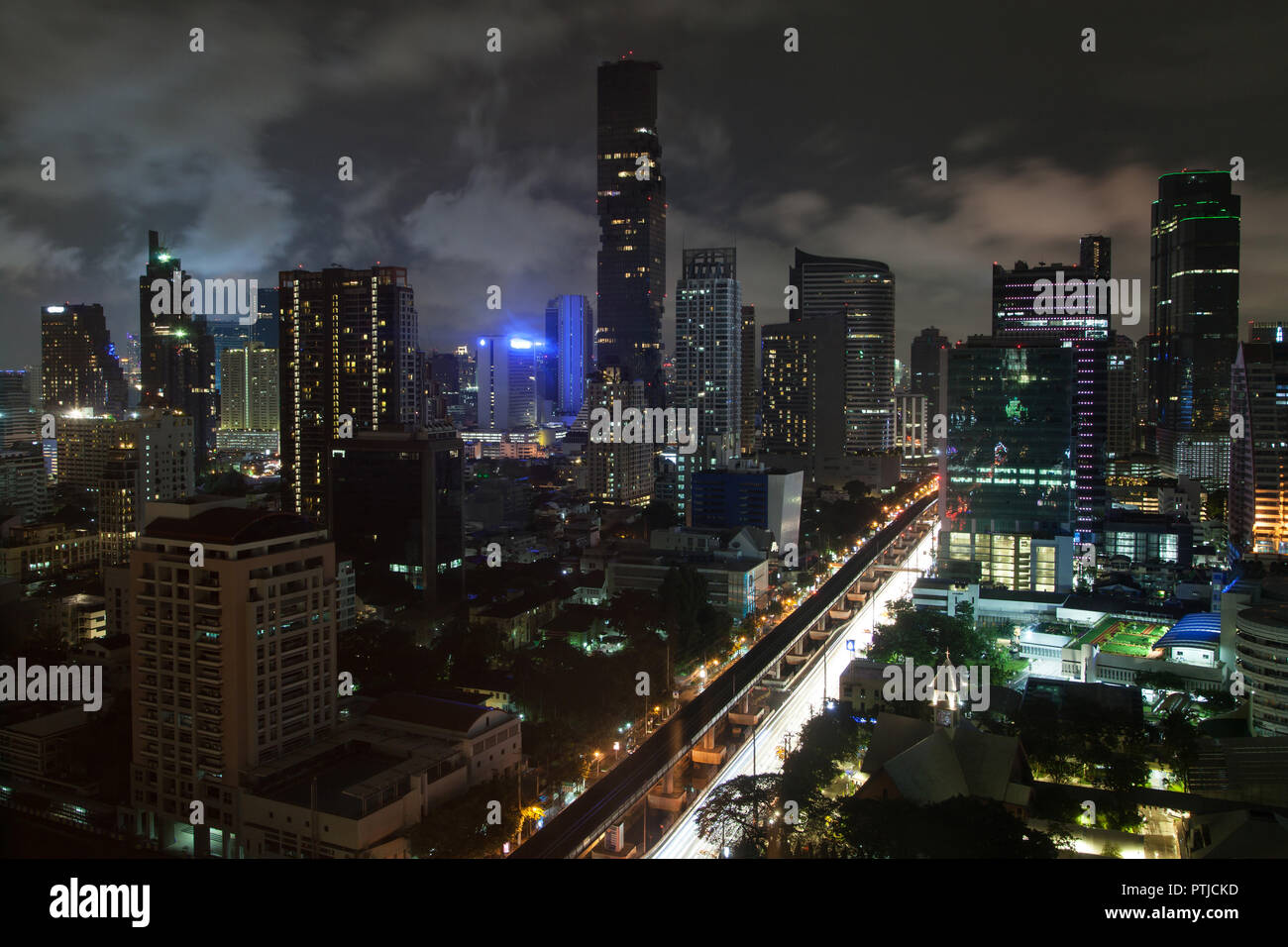 Vista notturna dei grattacieli di Silom a Bangkok, in Thailandia. Foto Stock