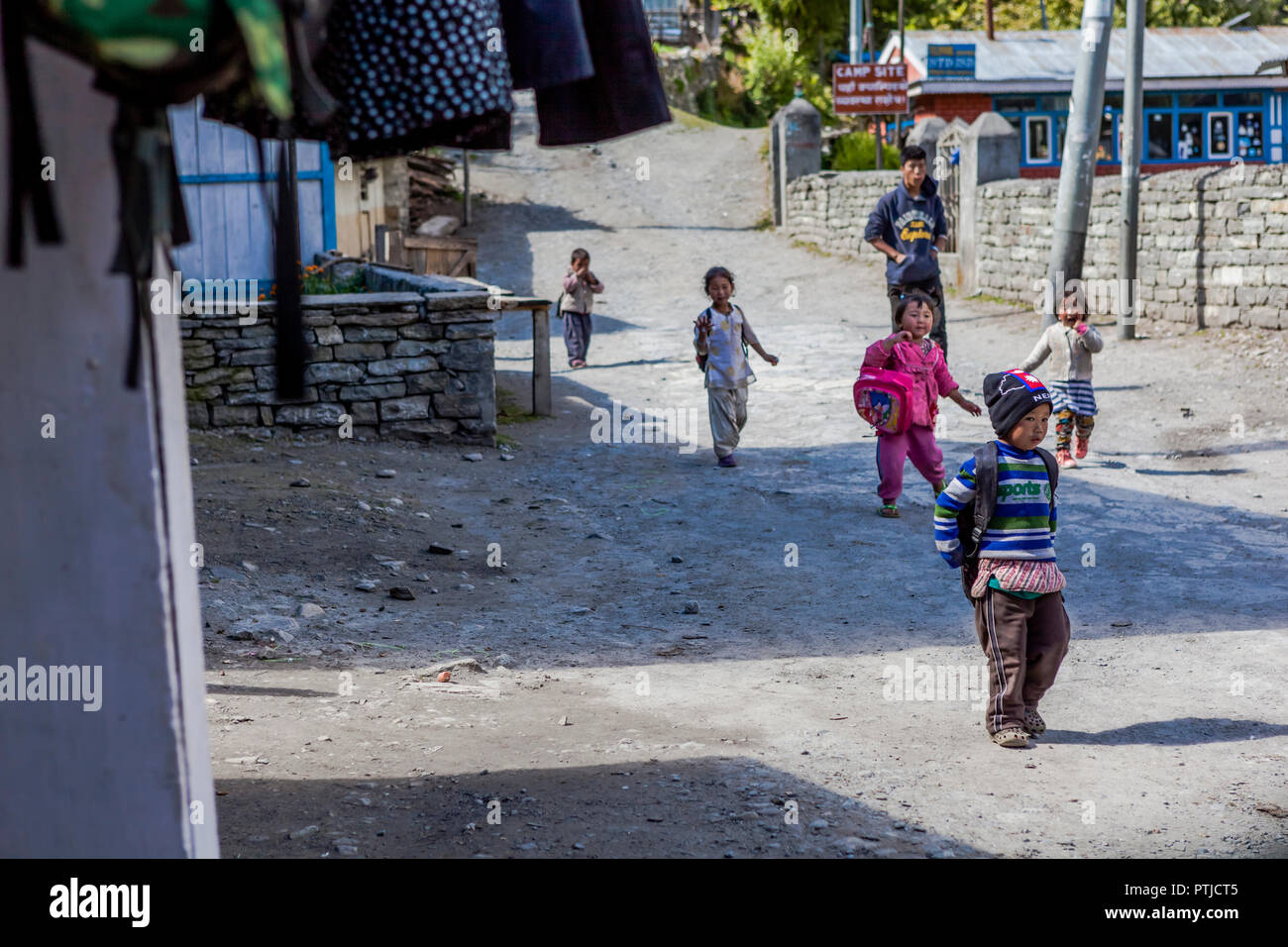 Bambini che giocano in strada in Nepal. Foto Stock