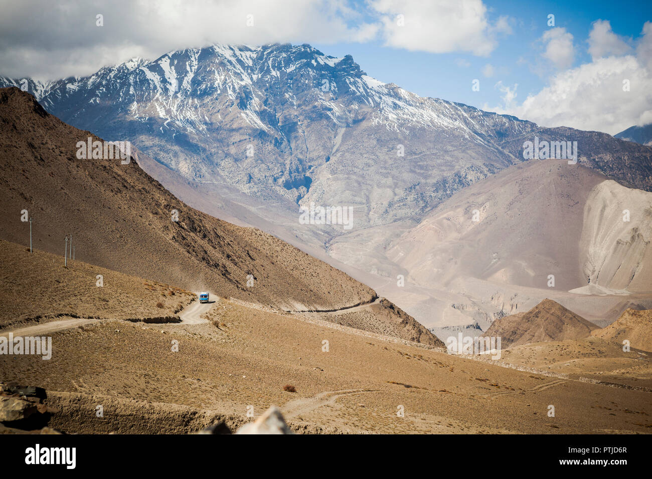 Una voce di bus fino ai polverosi Mustang valley. Foto Stock