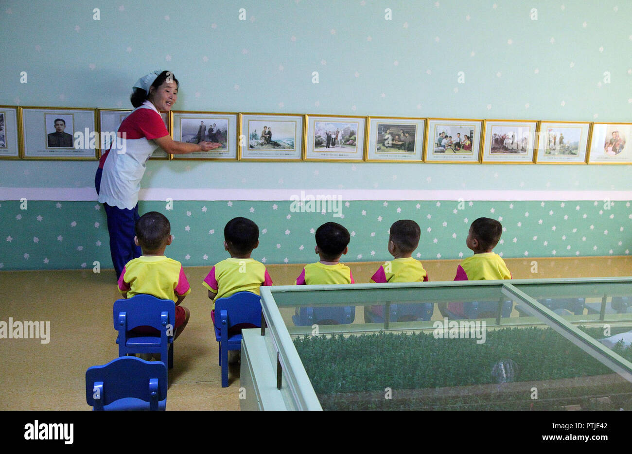 I bambini vengono insegnati circa la dinastia Kim a Nampo orfanotrofio Foto Stock