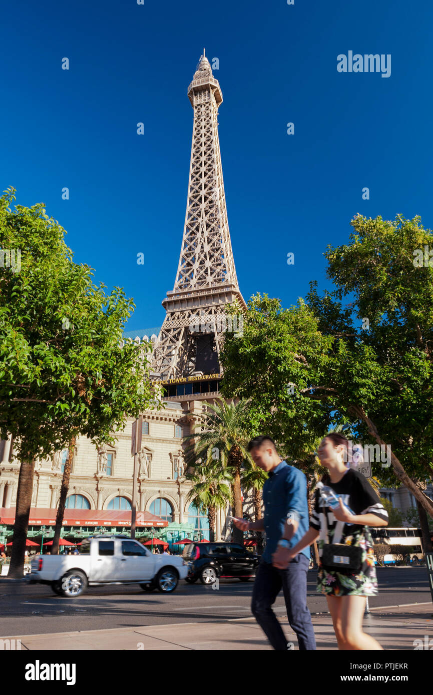 Giovani asiatici giovane passando per la riproduzione della Torre Eiffel a Parigi hotel Las Vegas, Nevada. Foto Stock