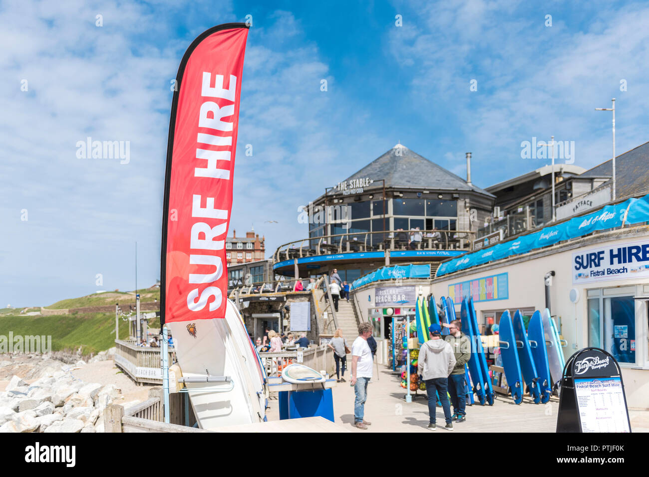 Un colorato banner pubblicitari noleggio surf a Fistral Beach in Newquay in Cornovaglia. Foto Stock
