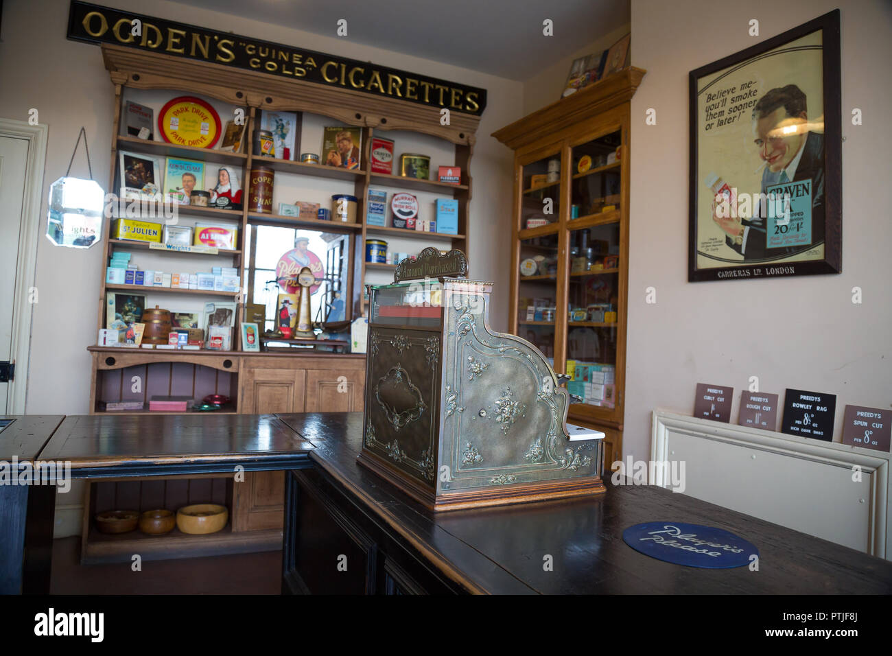 Bottega di tabacchisti d'epoca (A.Preedy & Sons) una replica del 1930s del negozio originale a Dudley - ora al Black Country Museum. Foto Stock