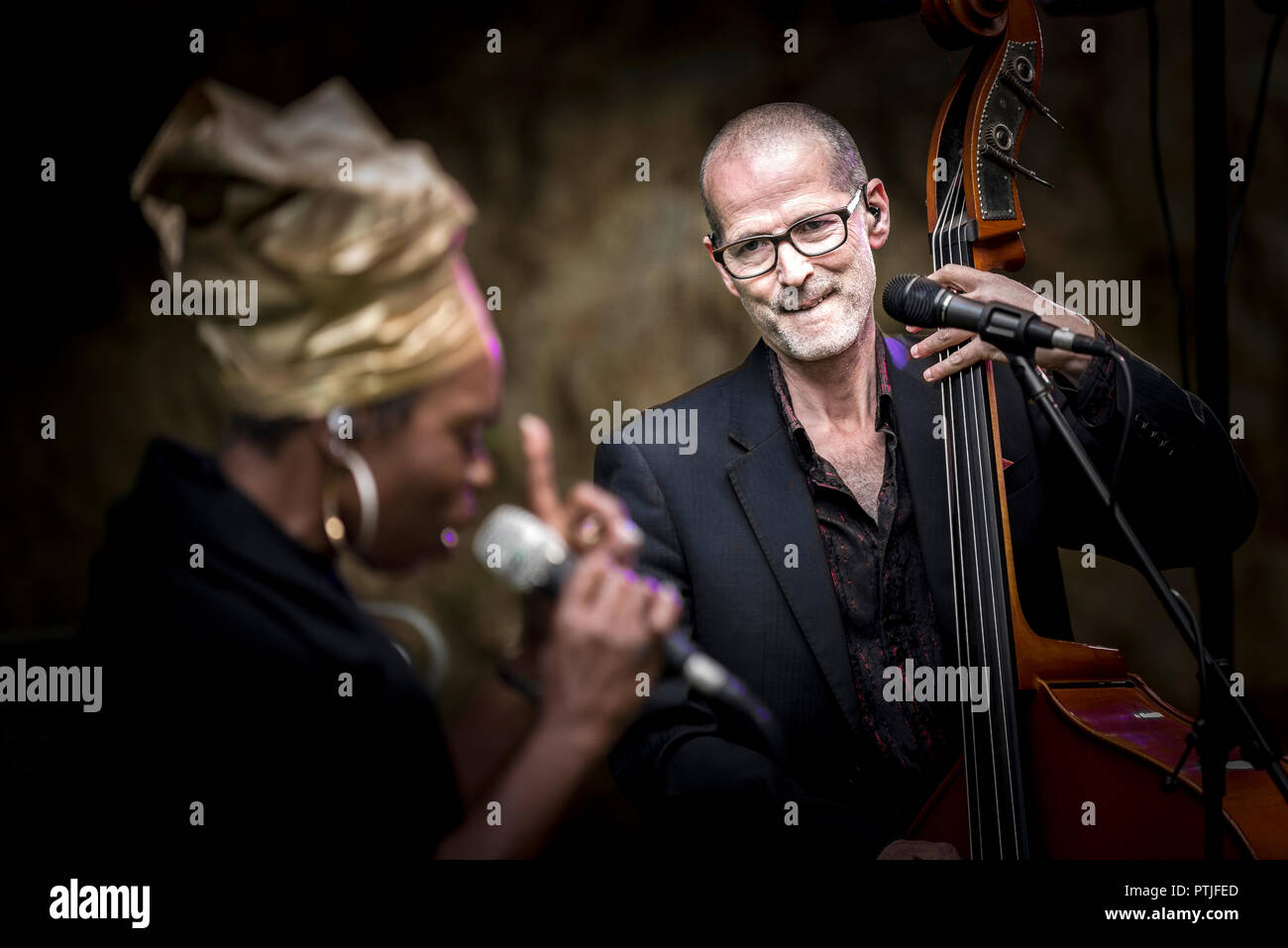 Yan Speake contrabbassista e Ley Adewole cantante della grazia note effettuando al Giardino Trebah anfiteatro in Cornovaglia. Foto Stock