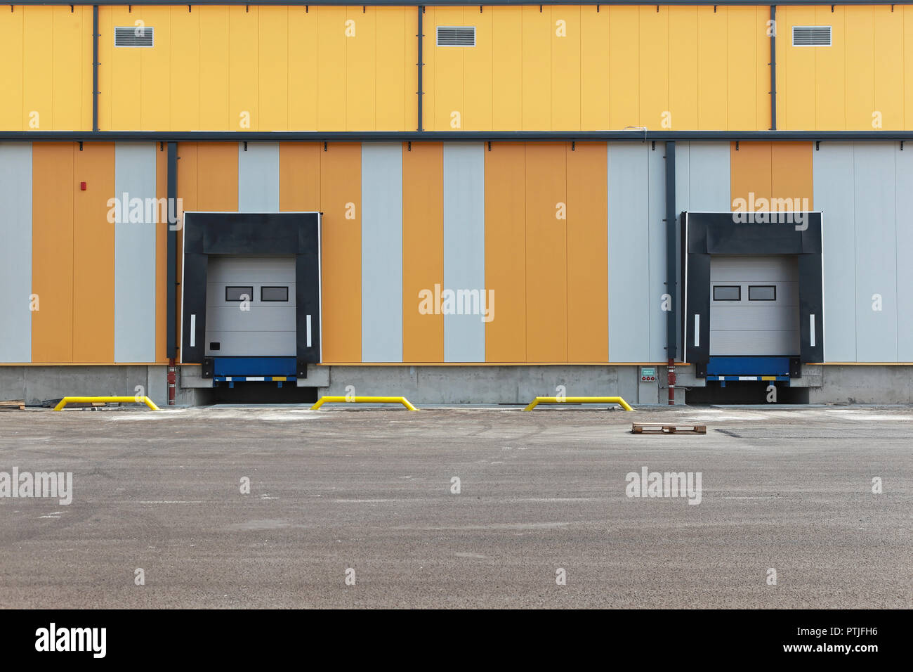 Due rampe per il carico dei camion a magazzino Foto Stock