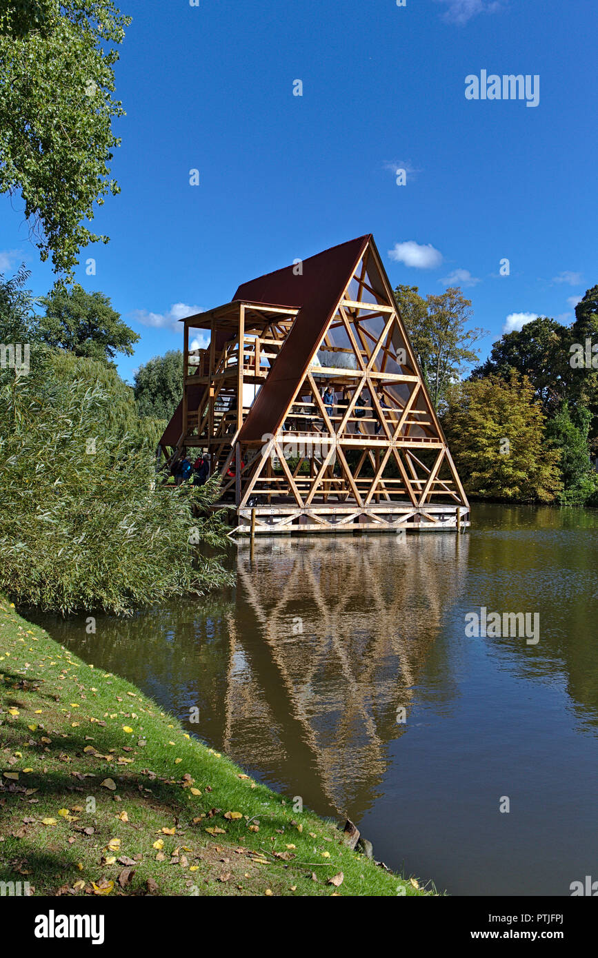 La piramide di legno sul lago al parco Minnewater Foto Stock