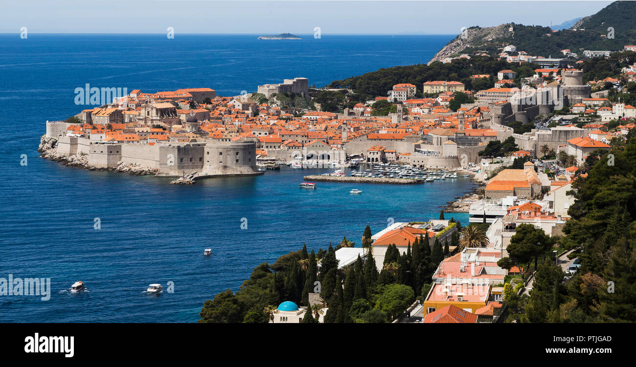 Dubrovnik racchiuso tra il mare Adriatico e le montagne della Dalmazia. Foto Stock