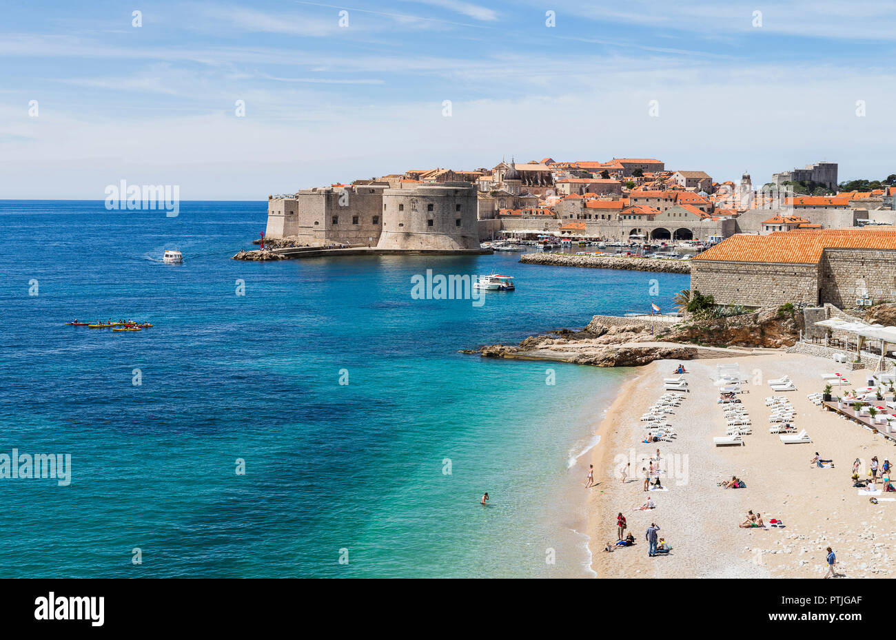 Ciottoli SPIAGGIA BANJE accanto alla città vecchia di Dubrovnik. Foto Stock