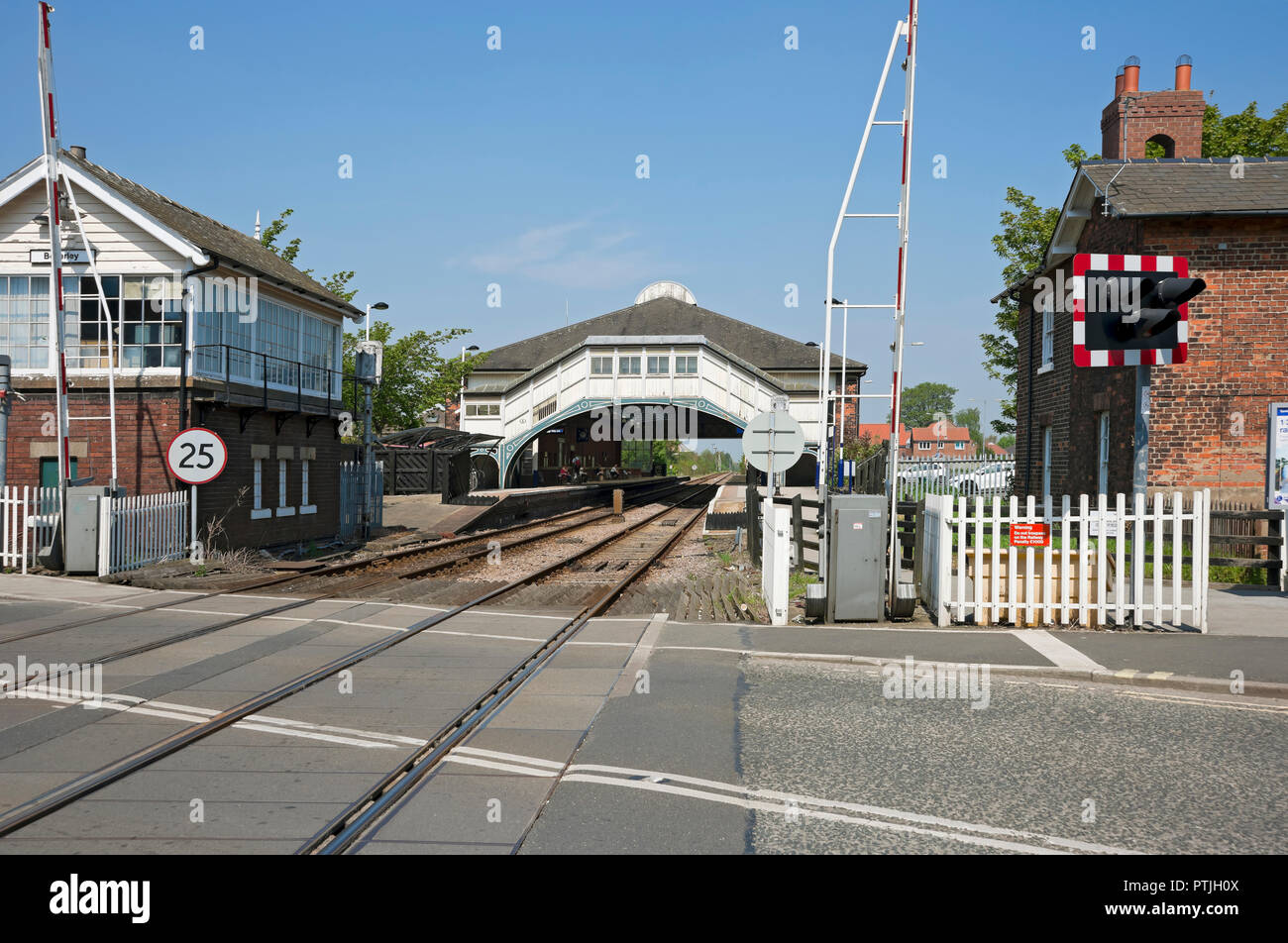 Passaggio a livello e la stazione. Foto Stock