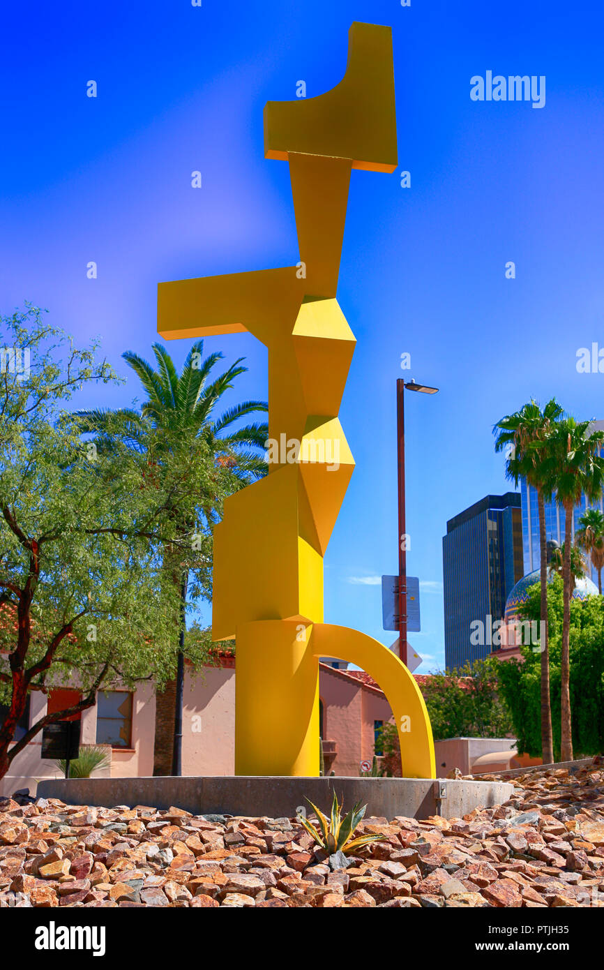 Scultura giallo chiamato Torre Solare all'ingresso del museo di Tucson di arte su Main Ave, Tucson AZ Foto Stock