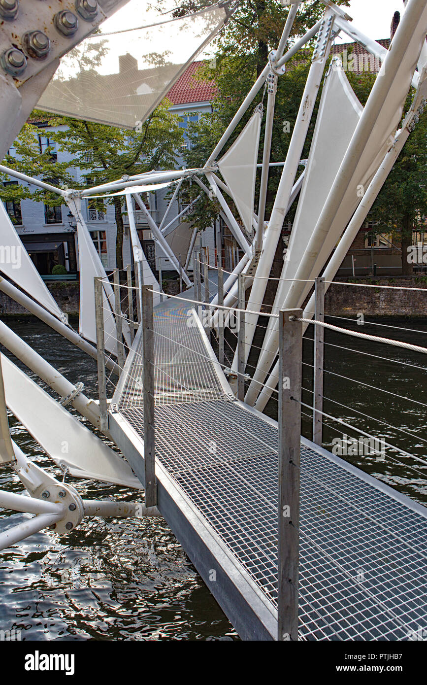 Brug ponte pedonale che attraversa il Canal Foto Stock