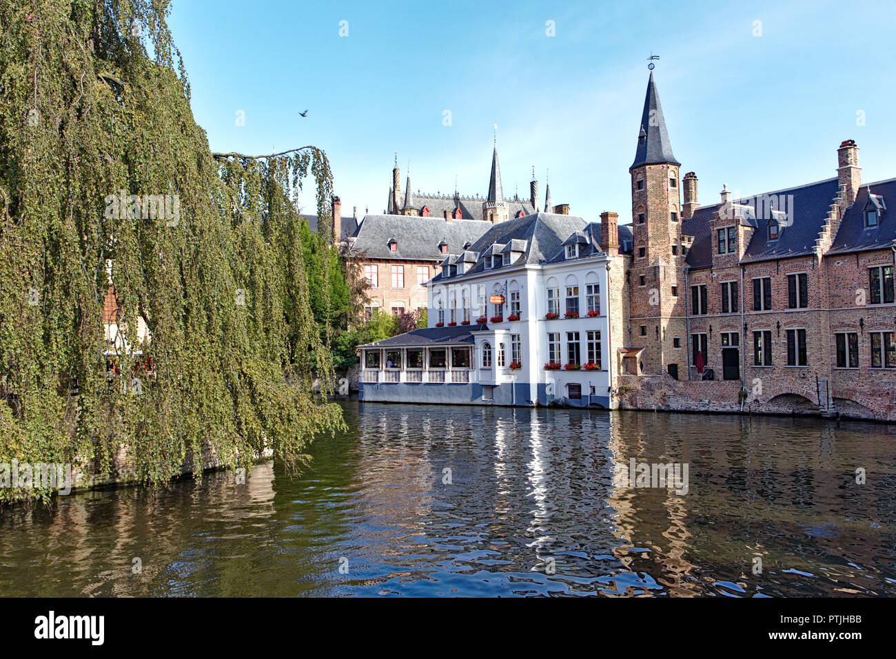 Vista di Rozenhoedkaai dal ponte nel centro di Bruges Foto Stock
