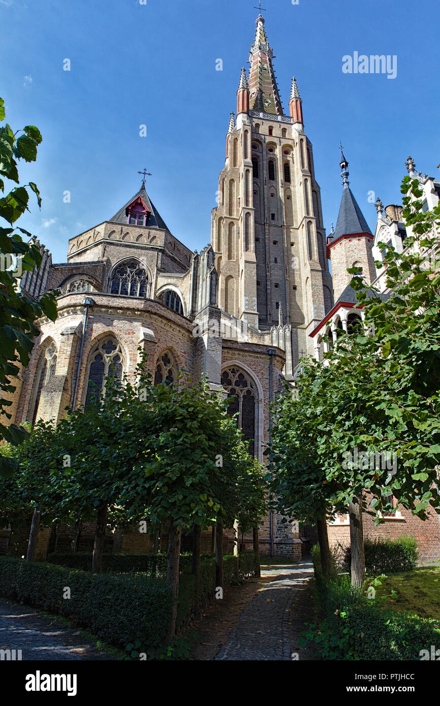 Secondo più alto edificio in mattoni al mondo - con fogliame in primo piano Foto Stock