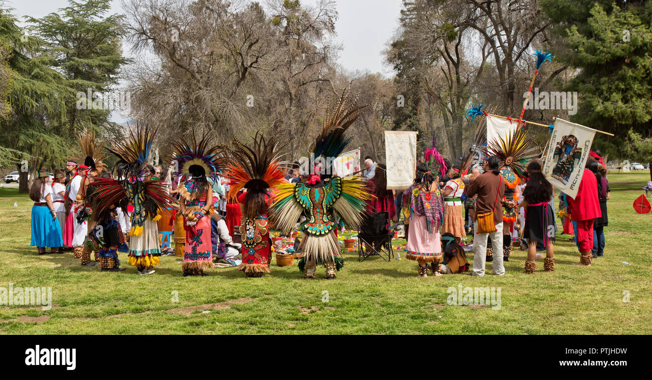 Colorato gruppo azteco ballerini che frequentano cermony & dance, Hart Memorial Park, Bakersfield, Kern County, California, Stati Uniti. Foto Stock