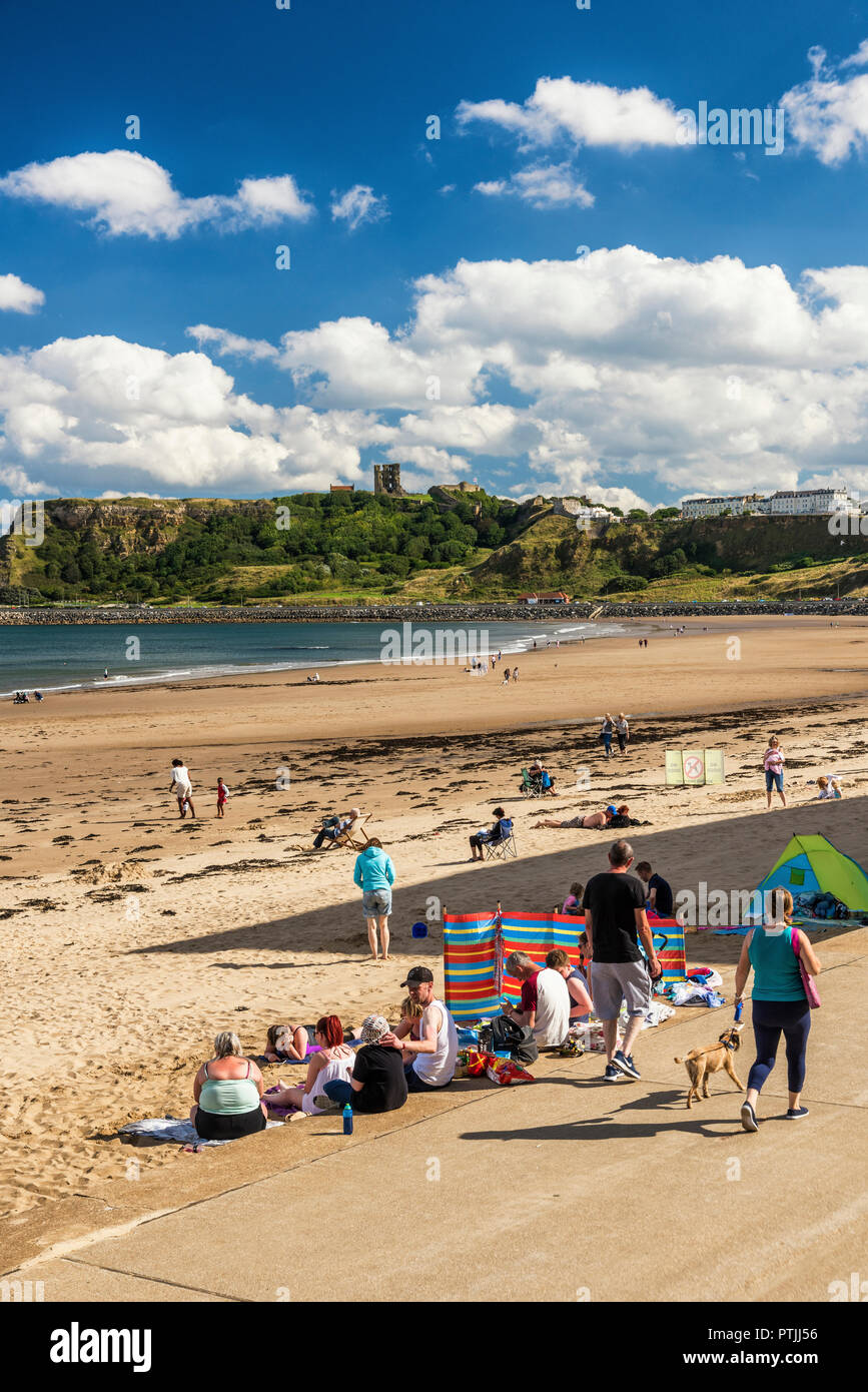 I visitatori sulla spiaggia a Scarborough della South Bay. Foto Stock