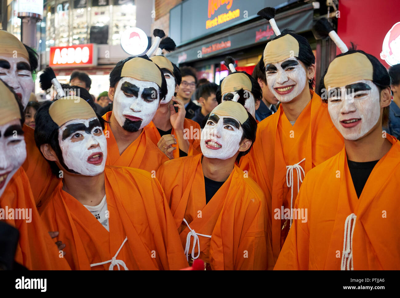 Giapponese uomini vestiti come lottatori di sumo alla festa di Halloween in Shibuya. Foto Stock