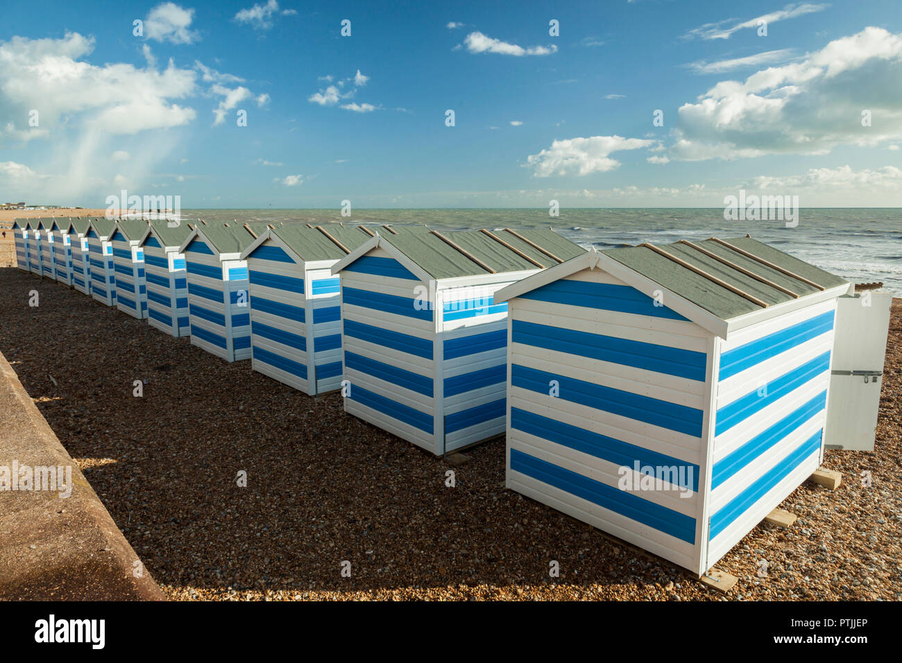 Spiaggia di capanne in Hastings. Foto Stock