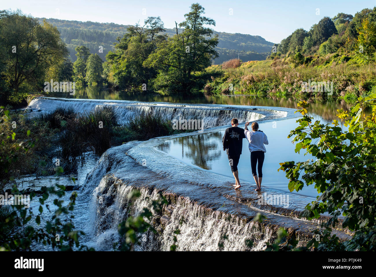Un paio di pagaia in fiume Avon a Warleigh Weir nel Somerset come le temperature rimangono mite per ottobre. Foto Stock