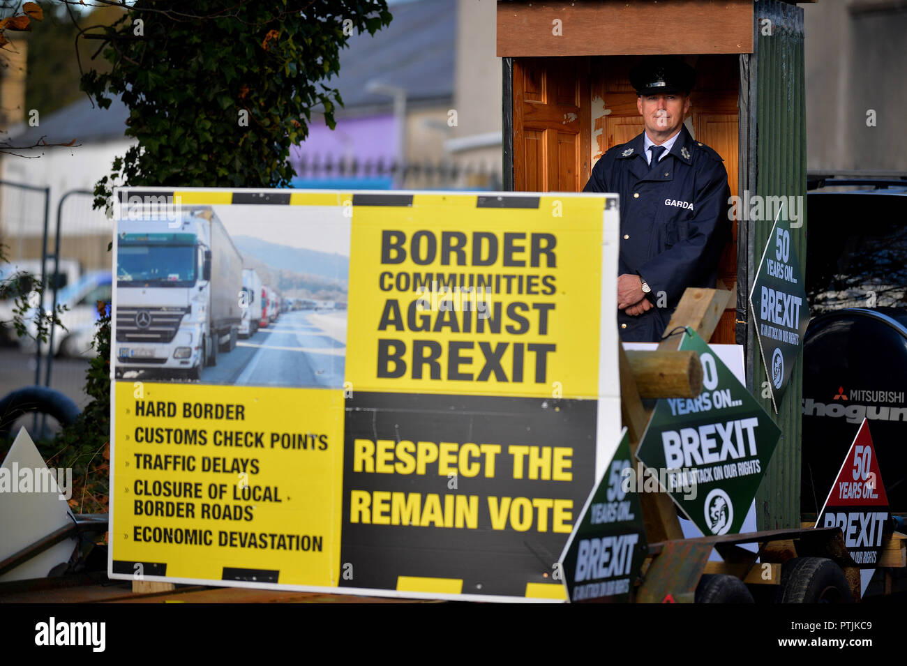 Uomo vestito da poliziotto irlandese, Garda, a anti-Brexit rally a Derry nell'Irlanda del Nord. ©George Sweeney / Alamy Foto Stock