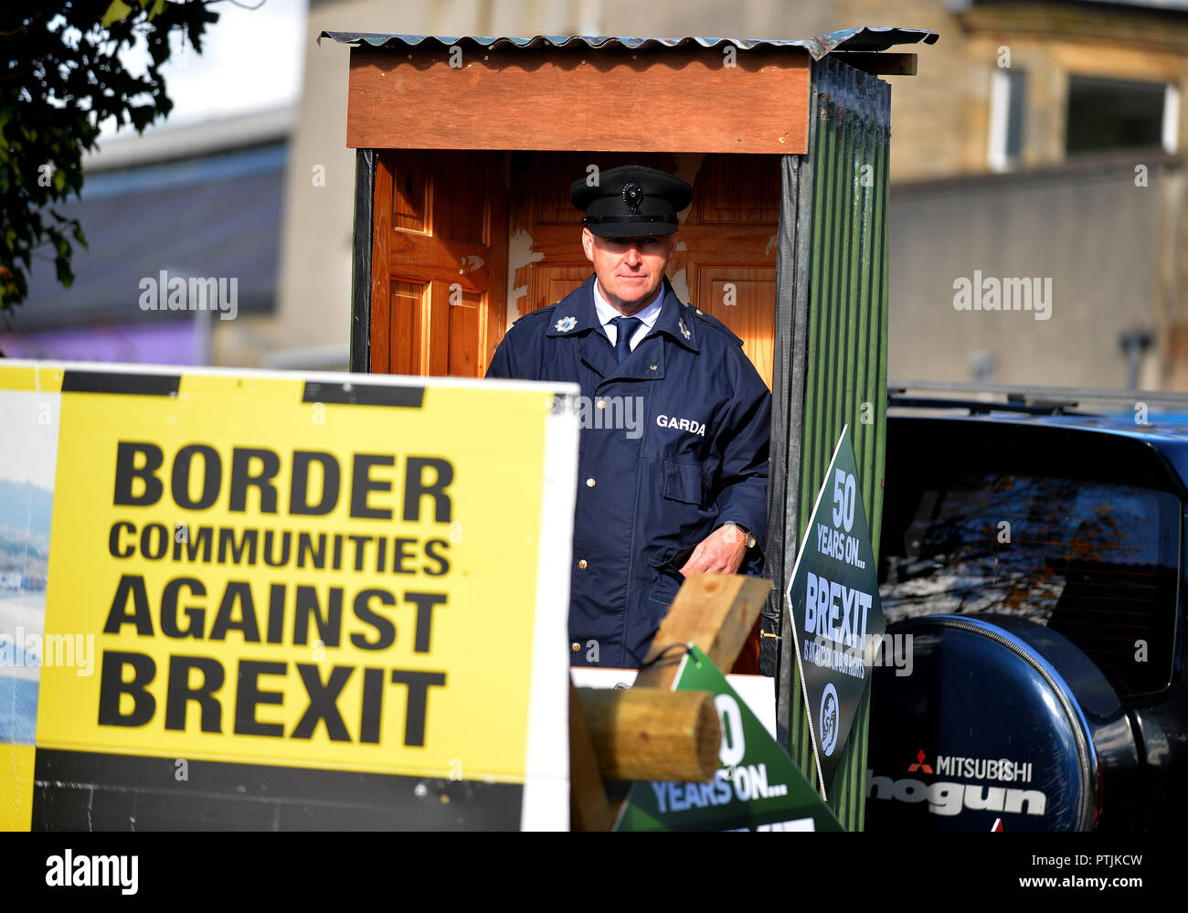 Uomo vestito da poliziotto irlandese, Garda, a anti-Brexit rally a Derry nell'Irlanda del Nord. ©George Sweeney / Alamy Foto Stock