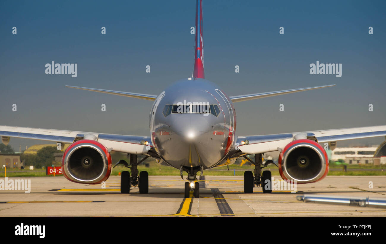 Boeing 737 jet operati da compagnie aeree vacanze Jet2 rullaggio al terminale dopo l arrivo all aeroporto di Verona. Foto Stock