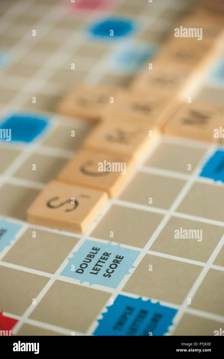 WOODBRIDGE, NEW JERSEY - Ottobre 9, 2018: un vintage a Scrabble gioco di bordo è indicato con la lettera di piastrelle compitazione Scrabble Foto Stock