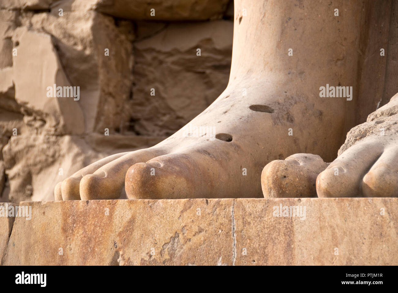 I piedi e le dita di una statua del faraone Ramses II al Tempio di Karnak Luxor Egitto. Foto Stock