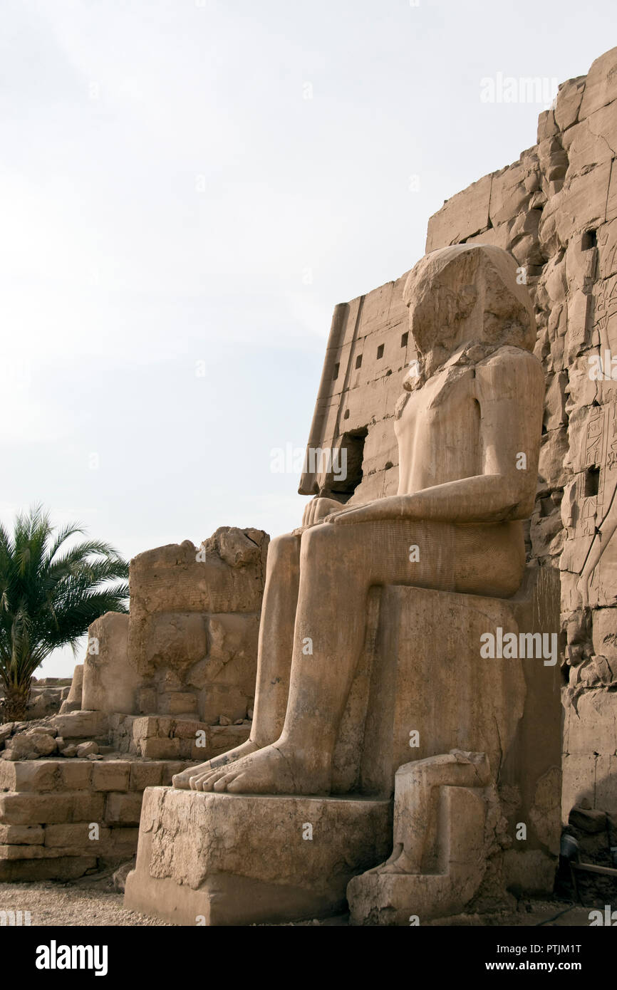 Un danneggiato, letteralmente rovinato, statua del faraone Ramses II al Tempio di Karnak Luxor Egitto. Foto Stock