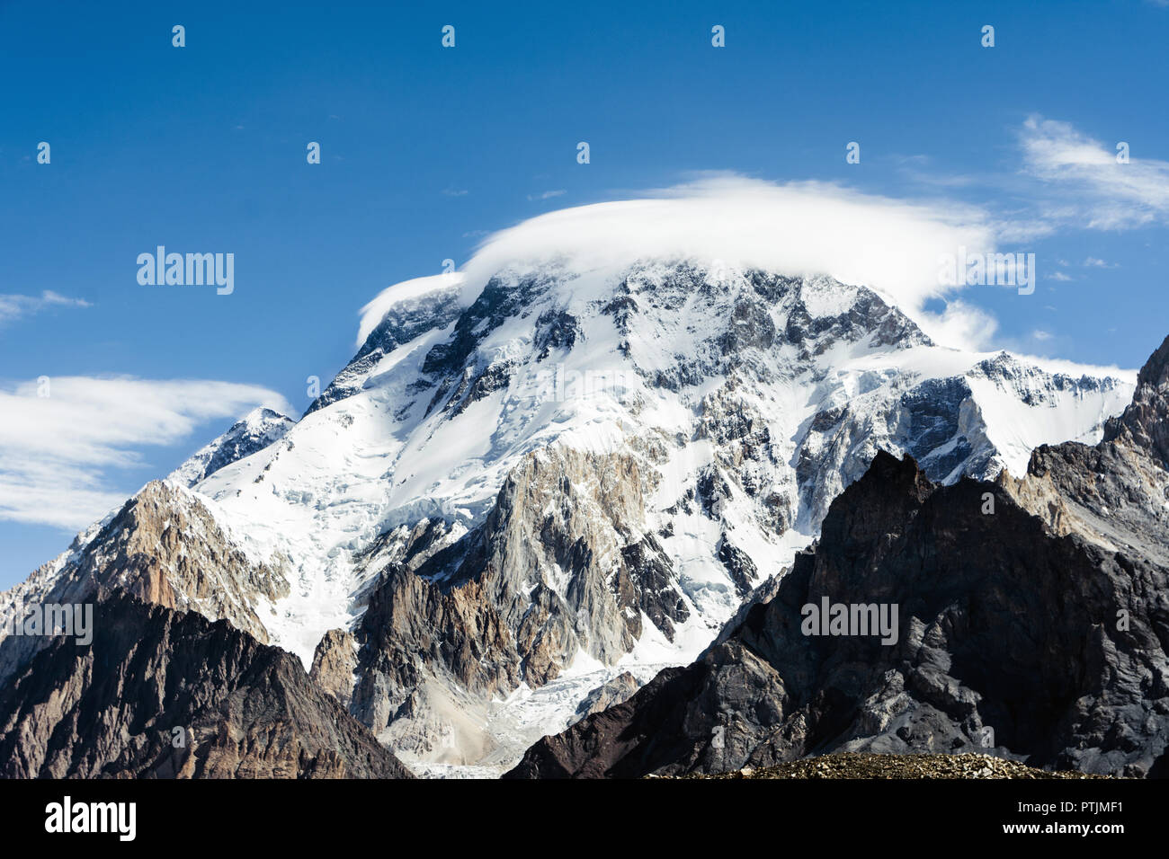 Parte superiore del picco ampio coperto di nuvole, Karakoram, Pakistan Foto Stock